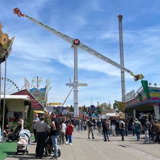 Das Fahrgeschäft Booster Maxxx auf dem Frühlingsfest Stuttgart: 14 Passagiere mussten darin eine halbe Stunde ausharren, da plötzlich der Strom weg war. Grund war eine gelockerte Anschlussklemme bei der Stromversorgung.