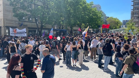 Demonstrierende am "Tag der Arbeit" in Stuttgart bei strahlendem Sonnenschein.