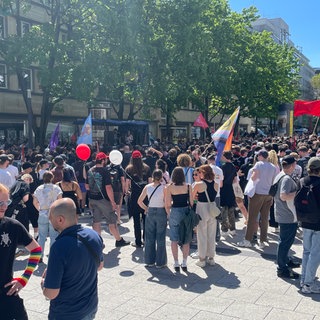 Demonstrierende am "Tag der Arbeit" in Stuttgart bei strahlendem Sonnenschein.