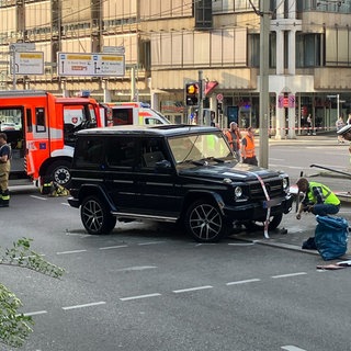 Rettungskräfte in der Stuttgarter Innenstadt am Olgaeck, nachdem dort ein Auto in eine Personengruppe gefahren ist