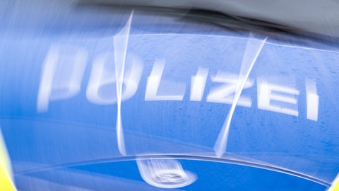 Einsatzfahrzeug mit dem Schriftzug "Polizei" auf der Kühlerhaube (Symbolbild).