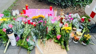 Blumen und Kerzen am Unfallort am Olgaeck in Stuttgart. 