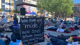 Liegenddemo in Stuttgart zum chronischen Erschöpfungssyndrom.