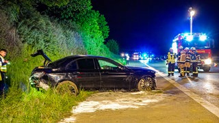 ein Mercedes, nachdem sich der Fahrer mit ihm mehrfach auf der A8 bei KirchheimTeck (Kreis Esslingen) überschlagen hat