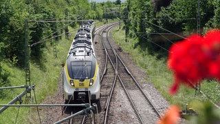 Ein Zug auf der Gäubahn auf Höhe Bondorf (Kreis Böblingen): Von April 2026 an sollen die Verbindungen in Stuttgart-Vaihingen Enden. Fahrgäste sollen dann auf die S-Bahn umsteigen.