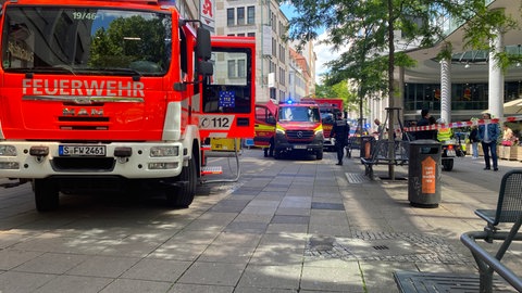 Die Feuerwehr steht mit mehreren Einsatzfahrzeugen wegen eines Brands in einer Tiefgarage rund um den Rotebühlplatz.