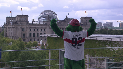VfB-Maskottchen ist schon vor dem DFB-Pokalfinale in Berlin unterwegs.