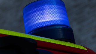 Ein Blaulicht an einem Feuerwehrfahrzeug (Symbolbild)