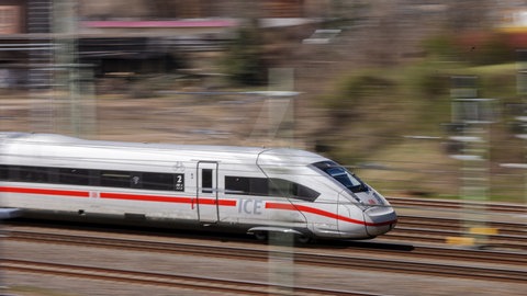Ein ICE fährt hinter den Anlagen eines Güterbahnhofs. Durch der Baustelle auf der Strecke Stuttgart-Mannheim kam es zu langen Verzögerungen. Jetzt ist die Strecke wieder frei.