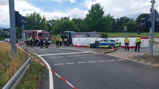 Polizei und Feuerwehr am Unfallort in Bietigheim-Bissingen (Landkreis Ludwigsburg). 