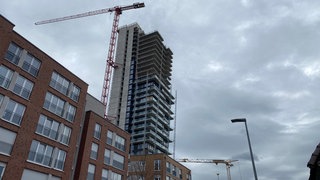 Der Schwabenlandtower mit seinen 107 Metern Höhe steht in Fellbach. Durch finanzielle Probleme des Bauträgers gibt es Probleme bei der Fertigstellung.