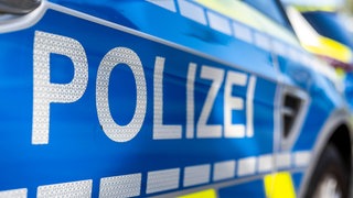 Symbolbild: Polizeiauto. Mann aus Stuttgart war entführt worden. Eine polnische Spezialeinheit hat ihn befreit.