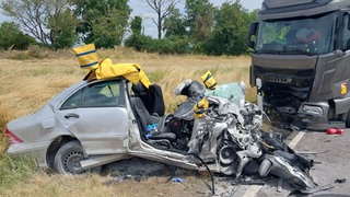 Unfall zwischen Möglingen und Schwieberdingen: Auto ist zerstört, vordere Hälfte aufgerissen