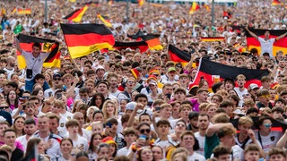 Public Viewing zum Viertelfinale der EM 2024 auf dem Stuttgarter Schlossplatz