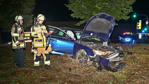 Rettungskräfte der Feuerwehr stehen neben einem Unfallfahrzeug. Bei einer Verfolgungsfahrt mit der Polizei haben in Ditzingen (Kreis Ludwigsburg) ein 13-Jähriger und ein 15-Jähriger einen schweren Unfall gebaut.