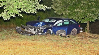 Das zerstörte Auto nach der nächtlichen Verfolgungsjagd von Jugendlichen mit der Polizei am Ditzinger Stadttunnel (Kreis Ludwigsburg)