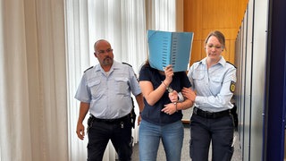 Eine 26-Jährige aus dem Raum Stuttgart ist vor dem Landgericht Ulm wegen Mordes zu lebenslanger Haft verurteilt worden. Sie hatte in Göppingen einen Mann umgebracht und hatte laut Gericht das Ziel, Serienmörderin zu werden. 