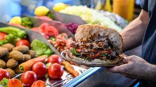 Ein frisch zubereiteter Döner (Symbolbild)