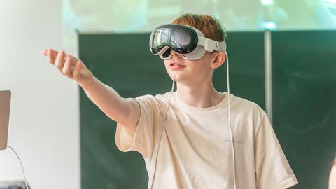 In Stuttgart lernen Schülerinnen und Schüler viel über IT und die Online-Welt, um als IT-Ersthelfende anderen in der Schule zu helfen.