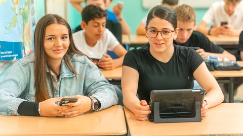 In Stuttgart lernen Schülerinnen und Schüler viel über IT und die Online-Welt, um als IT-Ersthelfende anderen in der Schule zu helfen.