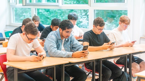 In Stuttgart lernen Schülerinnen und Schüler viel über IT und die Online-Welt, um als IT-Ersthelfende anderen in der Schule zu helfen.