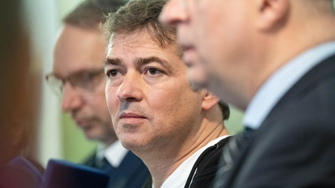Michael Ballweg im Foyer des Landgerichts Stuttgart mit seinen Anwälten (Archivbild)