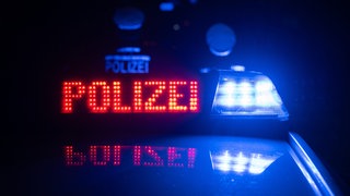 Auf einem Polizeiauto steht die Aufschrift "Polizei" (Symbolbild). In Markgröningen im Kreis Ludwigsburg ist die Polizei zu einem Einsatz ausgerückt. Anwohner hatten Schussgeräusche gemeldet.