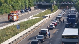 Stau vor dem Engelbergtunnel auf der A81: Im Tunnel war ein Pkw in Brand geraten.