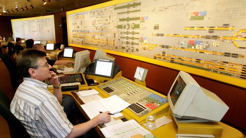 Ein Blick in das Stellwerk Stuttgart im Jahr 2007, das, wie das Stellwerk in Ulm, ein sogenanntes Realisstellwerk ist und bis heute noch betrieben wird. (Archivbild)
