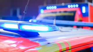 Feuerwehr und Rettungswagen sind mit Blaulicht im Einsatz. In Leonberg brannte ein Bett und ein Mann wurde schwer verletzt. (Symbolbild)