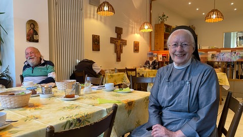 Schwester Margret in der "Franziskusstube" in Stuttgart