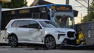 Ein demoliertes Auto steht vor einem kaputten Linienbus. In Sindelfingen hat ein Bus mehrere Autos gerammt. Der Busfahrer wurde schwer verletzt.
