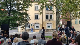 Landtagspräsidentin Muhterem Aras eröffnet den Shmuel-Dancyger-Platz in der Reinsburgstraße. 