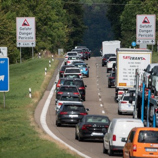 Autos fahren auf der A8 in stockendem Verkehr auf den Drackensteiner Hang zu: Der Albauf- und Abstieg sollte eigentlich 2027 beginnen. Nun drohen Verzögerungen wegen Finanzproblemen. (Archivbild)