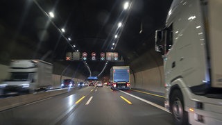 Autos und Lastwagen fahren durch den Engelbergtunnel auf der A81. Der Tunnel wird in der Nacht zu Sonntag gesperrt (Symbolbild).
