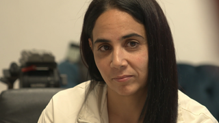 Khouloud Abdelhamid-Zellama ist Krankenpflegehelferin. Sie lässt sich von ihrem Anwalt beraten.