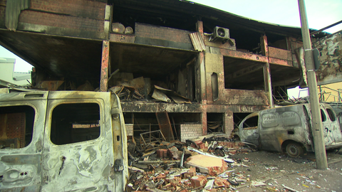 Von dem abgebrannten Wohn- und Geschäftshaus in Schorndorf steht nicht mehr viel. Ausgebrannte Autos stehen vor der Ruine. 