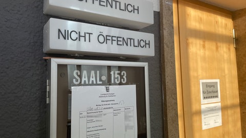 Vor einem Saal im Landgericht Stuttgart hängt eine Info, dass es im Prozess um versuchten Mord geht. 