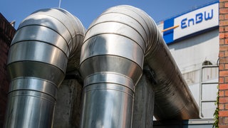 Rohre sind am EnBW-Kraftwerk in Stuttgart-Münster vor dem Logo der EnBW zu sehen.