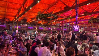 Rund 1000 Menschen sitzen zusammen in einem Festzelt.