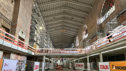 Im Inneren des frisch sanierten Bonatzbaus: Der altehrwürdige Hauptbahnhof Stuttgart wird im Rahmen von S21 modernisiert. Nun wurde Richtfest gefeiert.