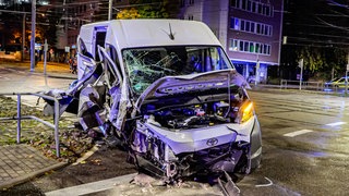 ein demolierter Transporter am Berliner Platz in Stuttgart
