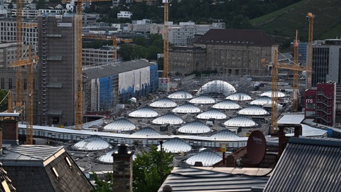Die Baustelle von Stuttgart 21 prägt die Innenstadt. Jetzt gibt die Bahn im Kampf um die Mehrkosten auf.