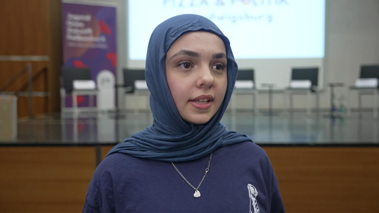 Gülsüm Dogan bei der veranstaltung "Pizza und Politik" in Ludwigsburg.