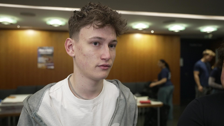 Maxi Sattler bei der Veranstaltung "Pizza und Politik" in Ludwigsburg:  "Über die Sozialen Medien bekommt man vielleicht nur eine einseitige Meinung. Hier hört man von allen Kandidierenden ihre Meinung zu den Fragen, die man hat."