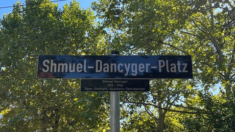 Das Schild auf dem Shmuel-Dancyger-Platz. 