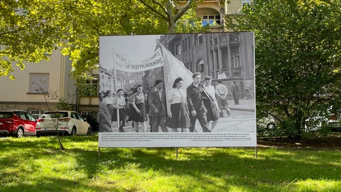 Ein Schild in grau auf dem neu eingeweihten Shmuel-Dancyger-Platz in Stuttgart-West. 