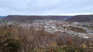 Graue Wolken über Geislingen an der Steige: Die Stadt am Fuß der Schwäbischen Alb sucht weiter nach einer Lösung für ihre Gymnasien. Denn die geplante Zusammenlegung droht zum finanziellen Desaster zu werden.
