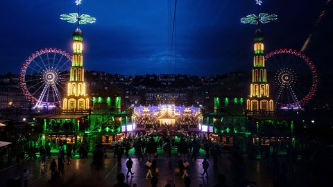Stimmungsvoller Budenzauber im Advent und auch noch nach Weihnachten auf dem Schlossplatz Stuttgart: "Wintertraum" und "Glanzlichter" locken - etwa mit Riesenrad und Rollschuhbahn. (Archivbild)