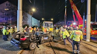 In Stuttgart-Bad Cannstatt ist ein Auto mit einer Stadtbahn zusammengestoßen.